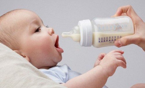Когда ребенку можно давать молоко