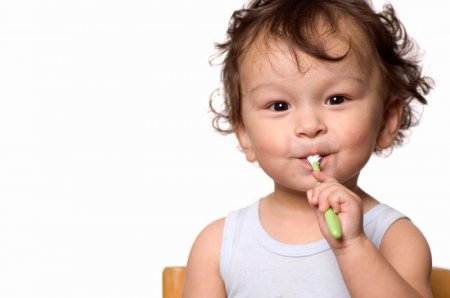 Первые молочные зубы малыша: правила ухода