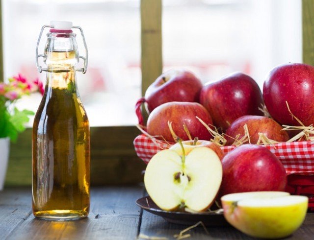 Диетологи рассказали, поможет ли яблочный уксус похудеть