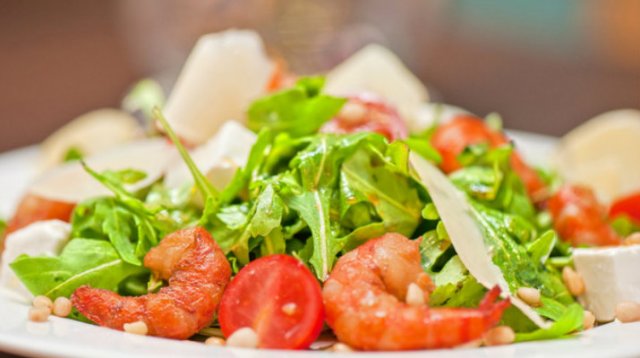 Салат с креветками и рукколой – 3 рецепта
