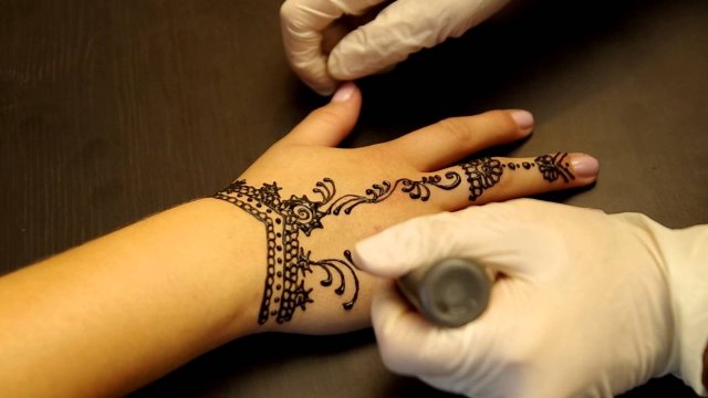 Нанесение татуировок с помощью хны