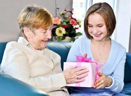 Какой подарить подарок бабушке