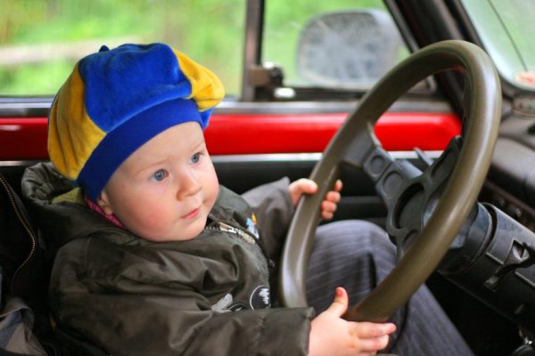 Как правильно перевозить ребенка в машине