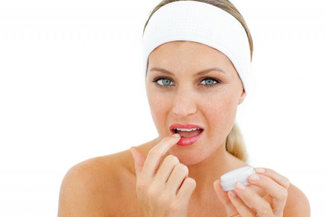 Как защитить свои губы зимой?