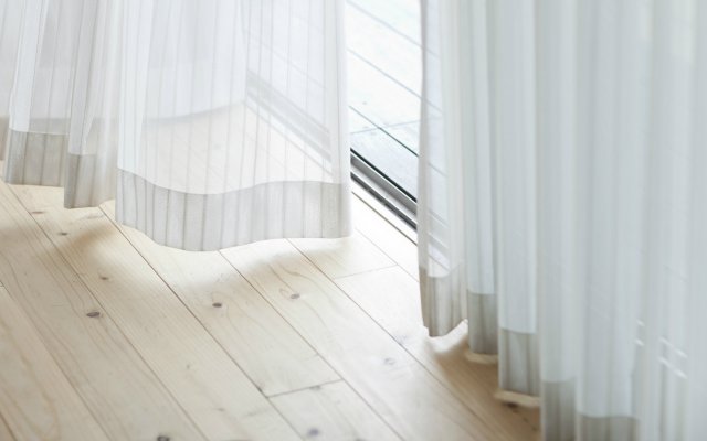 Профессиональная химчистка штор на дому – удобная и выгодная услуга
