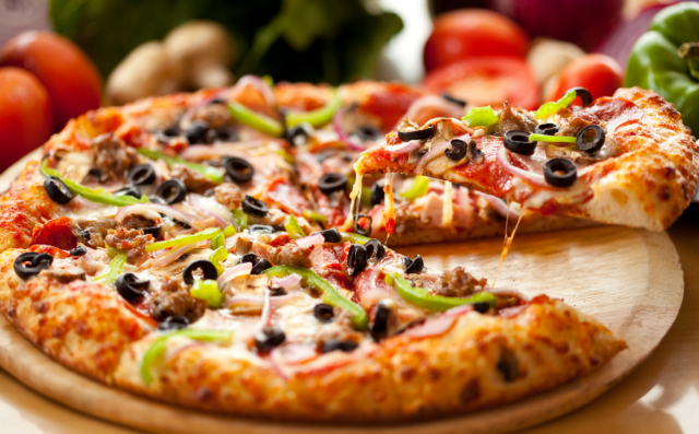 Заказ пиццы на дом – выгодная во всех аспектах услуга