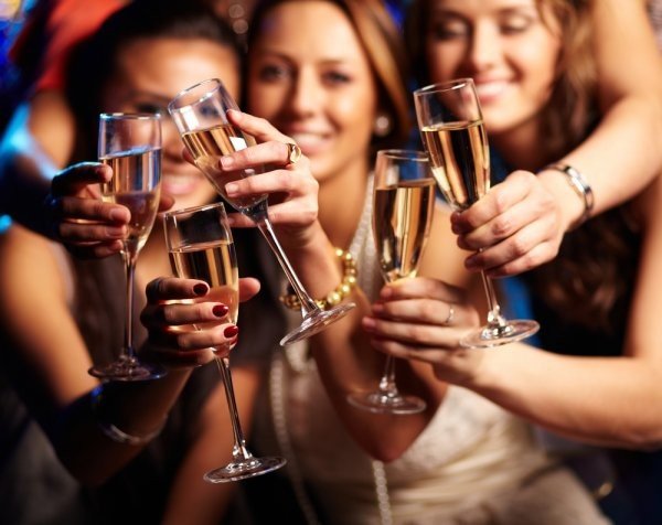 Ученые посоветовали женщинам пить шампанское